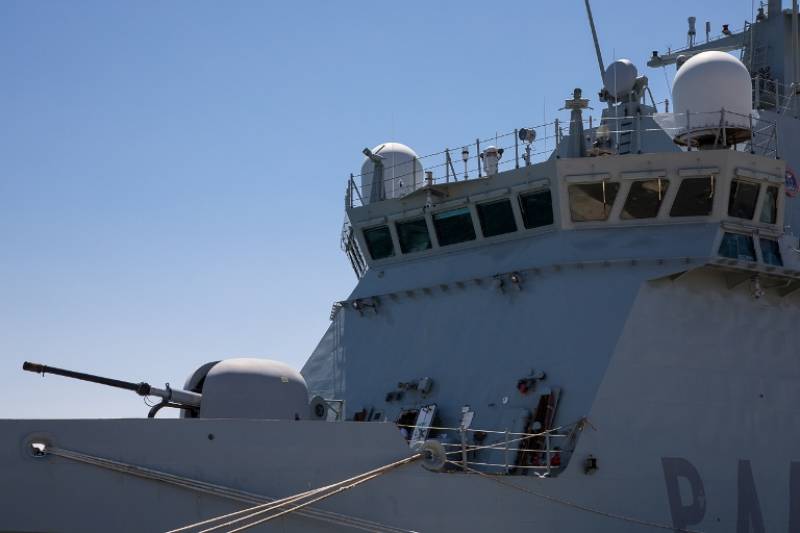 Vista parcial del Puente de mando y del can Oto Melara con la escotilla abierta.