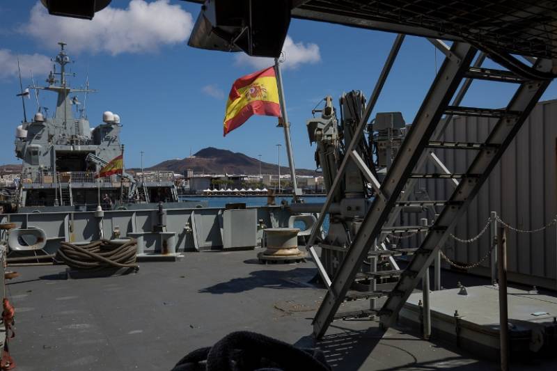 Vista general de la toldilla del buque. A la derecha podemos ver recogida la pluma, tremendamente til a la hora de mover grandes cargas o contenedores.