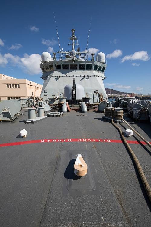 Vista frontal de la superestructura y la pieza de artillera principal OTO-Melara 76/62 mm Compatto.