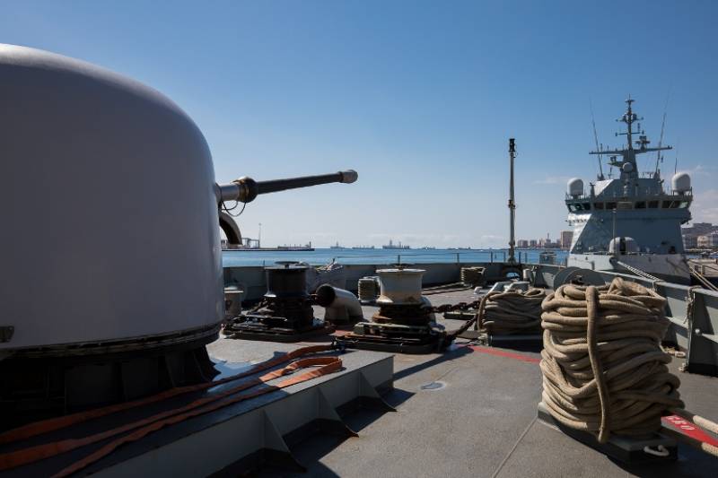 Vista de la pieza principal de artillera y la de la proa de su hermano el BAM Rayo