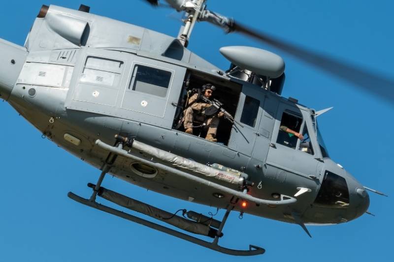 Uno de los recientemente modernizados helicópteros AB-212 de la Armada. Uno de los recientemente modernizados helicópteros AB-212 de la Armada.