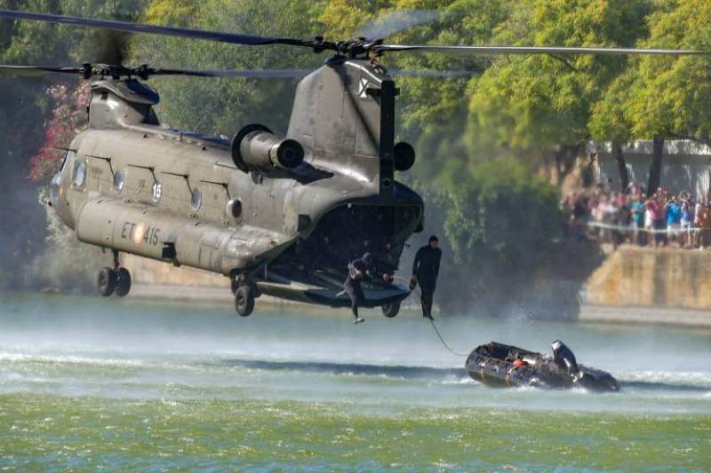 Tras la lancha saltan los profesionales desde la rampa del amplio Boeing CH-47D Chinook Tras la lancha saltan los profesionales desde la rampa del amplio Boeing CH-47D Chinook