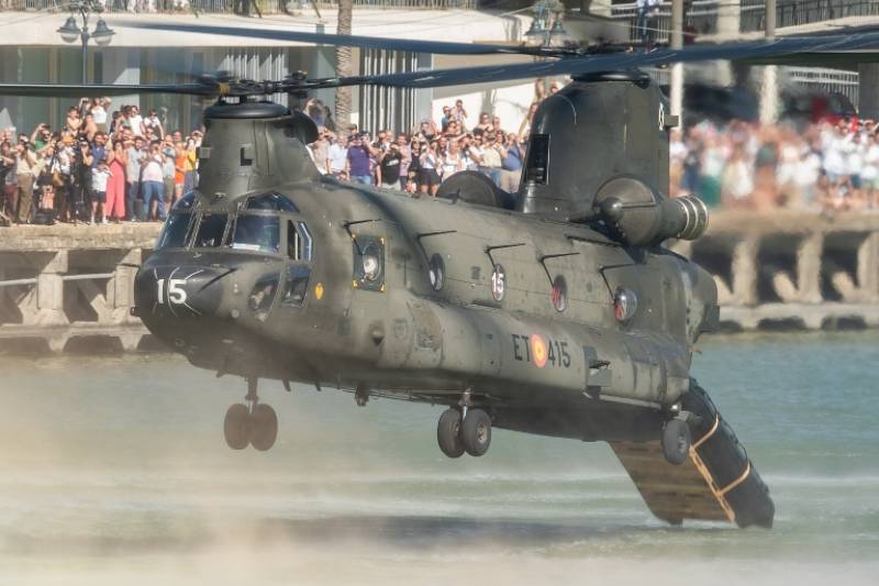El Chinook lanzando una lancha de las fuerzas especiales al Río Guadalquivir. El Chinook lanzando una lancha de las fuerzas especiales al Río Guadalquivir.