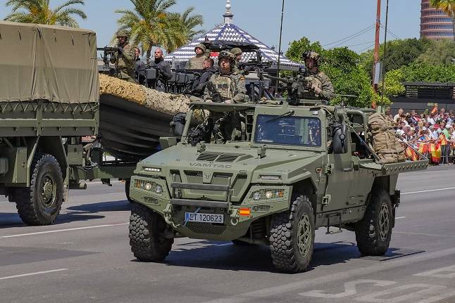 Por primera vez se mostró al público el Uro VAMTAC ST5 de operaciones especiales VMOE. Por primera vez se mostró al público el Uro VAMTAC ST5 de operaciones especiales VMOE.