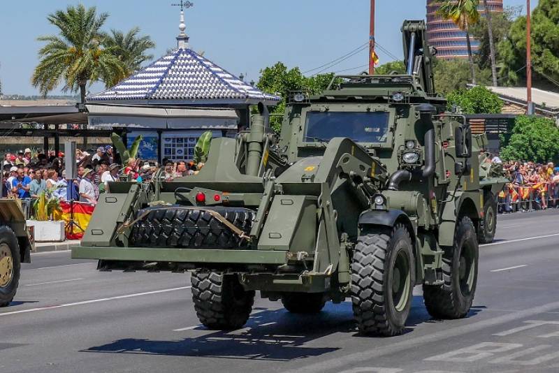 Otra de las novedades del desfile de las FAS de 2019 fue la retrocargadora mixta JCB Blindada. Otra de las novedades del desfile de las FAS de 2019 fue la retrocargadora mixta JCB Blindada.