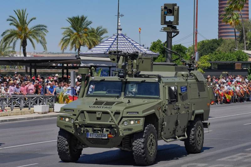 VAMTAC ST5 con el Vehículo de Exploración de Reconocimiento Terrestre (VERT) del Grupo de Caballería Ligero Acorazado “Reyes Católicos” II de La Legión. VAMTAC ST5 con el Vehículo de Exploración de Reconocimiento Terrestre (VERT) del Grupo de Caballería Ligero Acorazado “Reyes Católicos” II de La Legión.