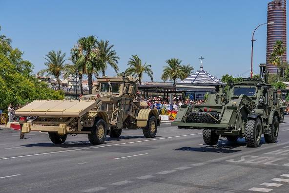 El Regimiento de Ingenieros nº 1 llevo desde su sede de Burgos a Sevilla sus modernos medios, como el “Husky” (izquierda) y la retrocargadora mixta JCB Blindada. El Regimiento de Ingenieros nº 1 llevo desde su sede de Burgos a Sevilla sus modernos medios, como el “Husky” (izquierda) y la retrocargadora mixta JCB Blindada.