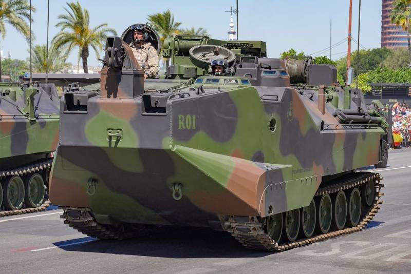 El vehículo de asalto anfibio de recuperación AAV-7R, el único de esta versión que adquirió la Infantería de Marina española. El vehículo de asalto anfibio de recuperación AAV-7R, el único de esta versión que adquirió la Infantería de Marina española.