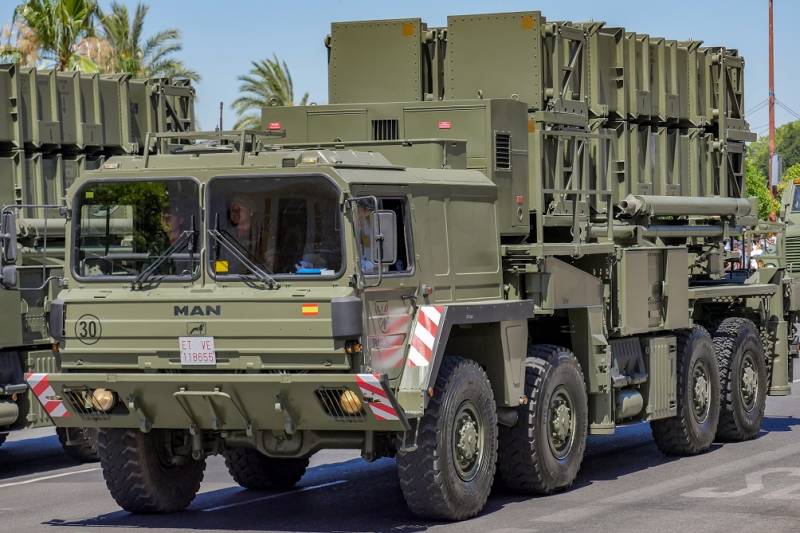 El más poderoso medio de defensa antiaérea del ET, son los misiles Raytheon MIM-104 “Patriot”. En la imagen un camión MAN portando las cestas lanzadoras de estos misiles. El más poderoso medio de defensa antiaérea del ET, son los misiles Raytheon MIM-104 “Patriot”. En la imagen un camión MAN portando las cestas lanzadoras de estos misiles.