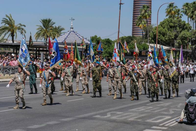 La parada recordó los 30 años de las operaciones internacionales de las FAS españolas, mostrando las banderas utilizadas en esas múltiples intervenciones. La parada recordó los 30 años de las operaciones internacionales de las FAS españolas, mostrando las banderas utilizadas en esas múltiples intervenciones.