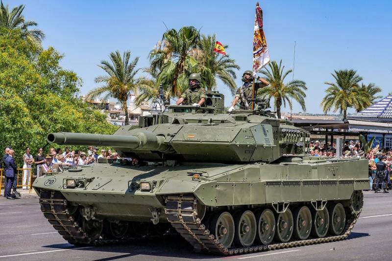 Aunque todo un clásico de los desfiles, los carros de combate Leopardo 2E siguen siendo una pieza básica en las paradas de las FAS españolas. Aunque todo un clásico de los desfiles, los carros de combate Leopardo 2E siguen siendo una pieza básica en las paradas de las FAS españolas.