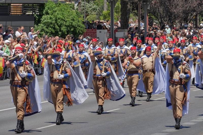 Una de las unidades más vistosas que desfilo fue el Grupo de Regulares de Ceuta n.º 54. Una de las unidades más vistosas que desfilo fue el Grupo de Regulares de Ceuta n.º 54.