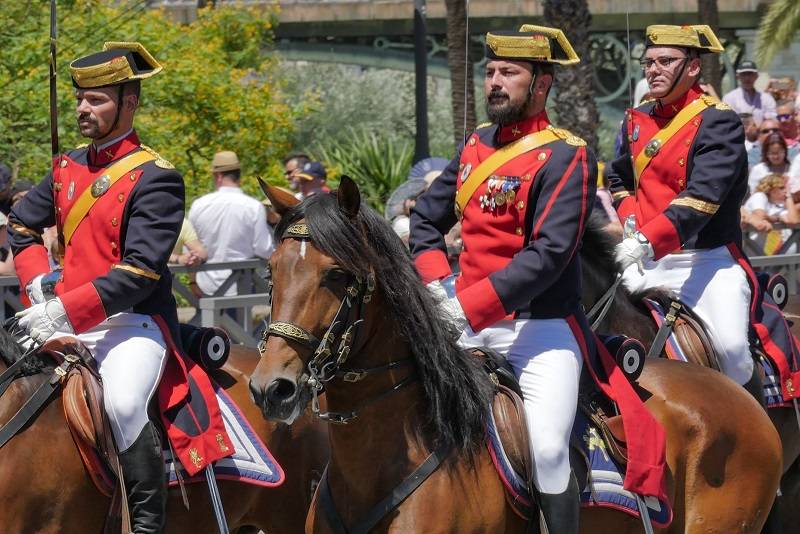El desfile lo cerró el espectacular pasó del Escuadrón de sables de la Guardia Civil. El desfile lo cerró el espectacular pasó del Escuadrón de sables de la Guardia Civil.