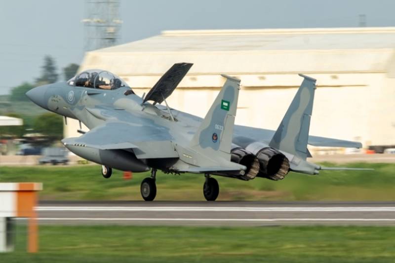 Uno de los F-15SA en el momento de tocar tierra en la Base Aérea de Morón (foto José. A Bejarano). Uno de los F-15SA en el momento de tocar tierra en la Base Aérea de Morón (foto José. A Bejarano).