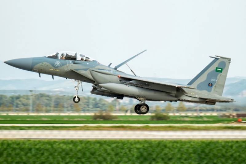 El F-15SA muestra sus elegantes líneas durante el aterrizaje en la hispalense base del Ejército del Aire (foto José. A Bejarano). El F-15SA muestra sus elegantes líneas durante el aterrizaje en la hispalense base del Ejército del Aire (foto José. A Bejarano).