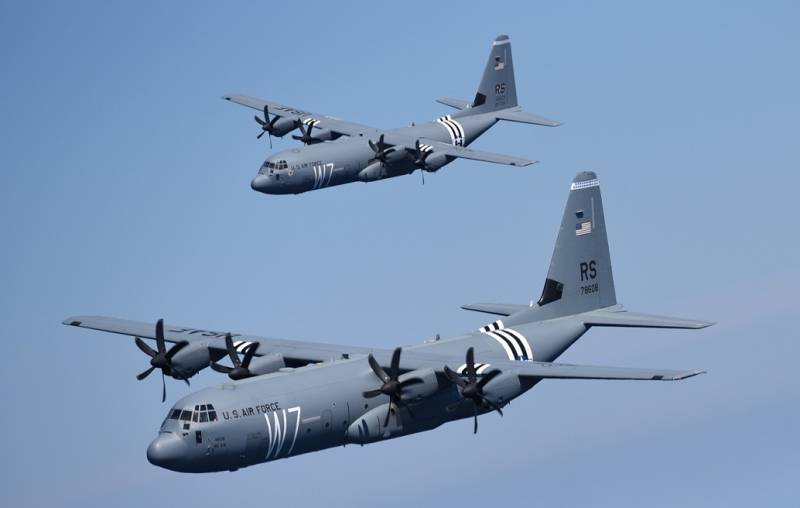 También a los Lockheed Martin C-130J “Super Hercules” se les han pintado las bandas de invasión. También a los Lockheed Martin C-130J “Super Hercules” se les han pintado las bandas de invasión.