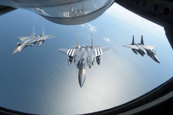 Los tres F-15E del Ala 48 volando en formación, vistos desde un aparato de reabastecimiento en vuelo.