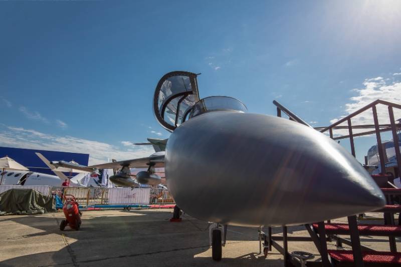 La configuracin de Light Attack de Hrjet compartir el papel de la aeronave F-16 como entrenador de caza lder y soporte areo cercano.