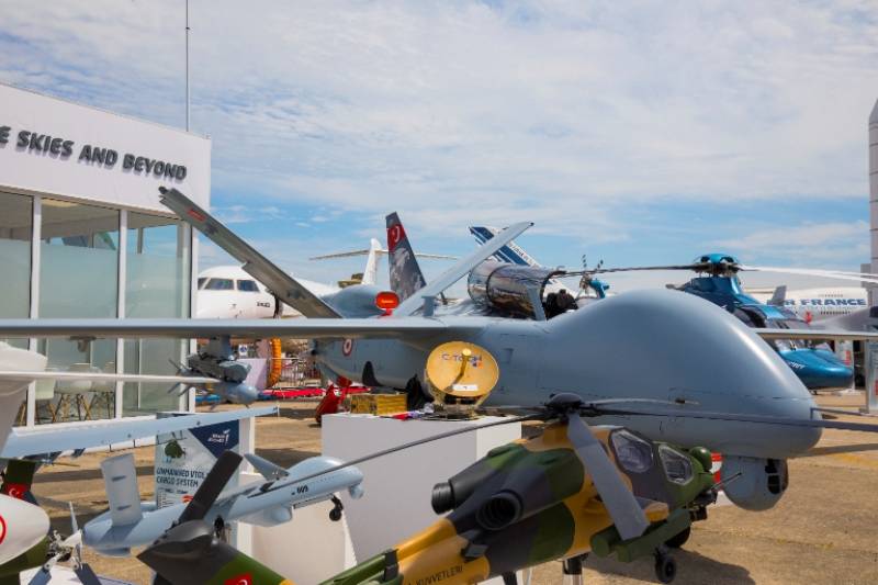 Tambin fue expuesto el RPAS de ataque TAI Anka. El Anka es un UAV (Sistema Areo No Tripulado) de Resistencia Larga y Altitud Media (MALE).