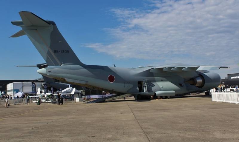 El avión tiene una longitud de 43.9 m, una altura de 14.2 m y una envergadura de 44.4 m. El avión tiene una longitud de 43.9 m, una altura de 14.2 m y una envergadura de 44.4 m.