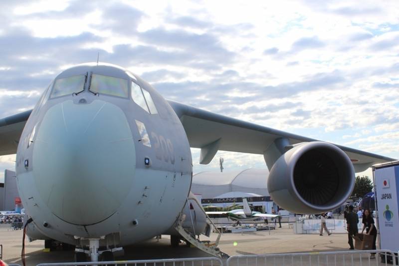 Es innegable la impresionante planta que tiene este avión de transporte que ya ha sido expuesto en diferentes ferias desde su vuelo inaugural en enero de 2010. Es innegable la impresionante planta que tiene este avión de transporte que ya ha sido expuesto en diferentes ferias desde su vuelo inaugural en enero de 2010.