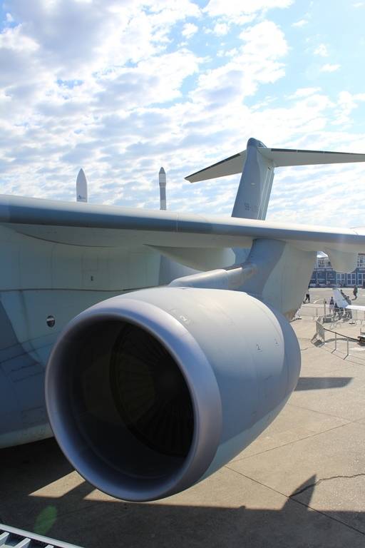 Alimentado por dos turvofans General Electric CF6-80C2K Alimentado por dos turvofans General Electric CF6-80C2K