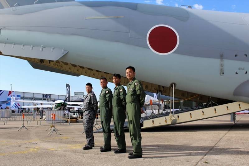 Nuestro agradecimiento al major Shinichiro Wakisaka, primero en la foto, y a sus compañeros por la cortesía y amabilidad mostrada. Nuestro agradecimiento al major Shinichiro Wakisaka, primero en la foto, y a sus compañeros por la cortesía y amabilidad mostrada.