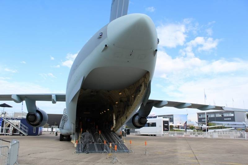 Viendo el portón trasero se percibe la capacidad de carga de este avión. Viendo el portón trasero se percibe la capacidad de carga de este avión.