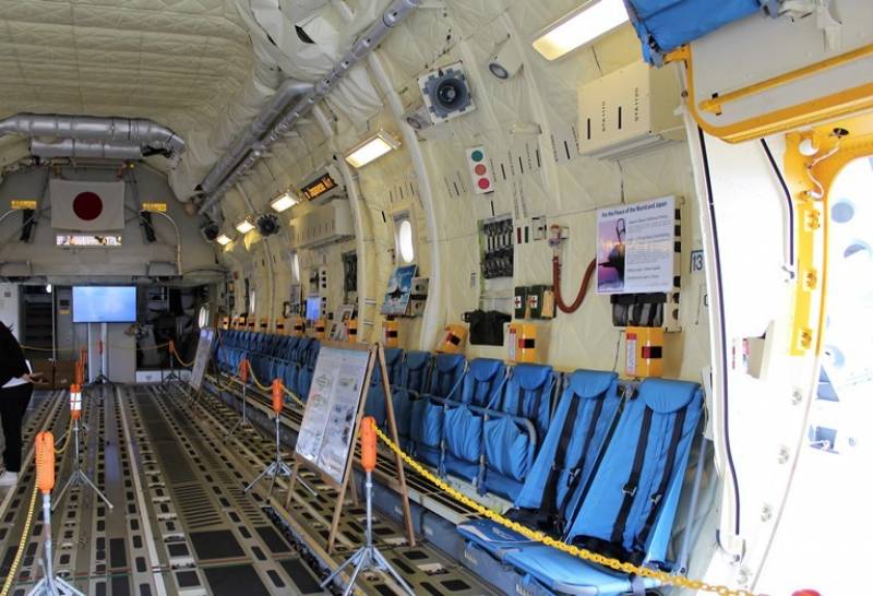 Los paracaidistas pueden utilizar tanto las puertas laterales como el portón trasero. Los paracaidistas pueden utilizar tanto las puertas laterales como el portón trasero.