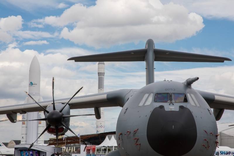 El A400M combina la capacidad de transportar cargas estrat�gicas con la capacidad de entregarse incluso en ubicaciones con pistas de aterrizaje peque�as y poco preparadas, tambi�n puede actuar como tanquero para repostajes en vuelo.
