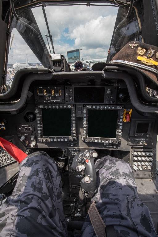 Parte del cockpit que también ha sufrido una profunda modernización. Sus nuevas pantallas permiten al piloto ver imágenes en alta resolución y a color.