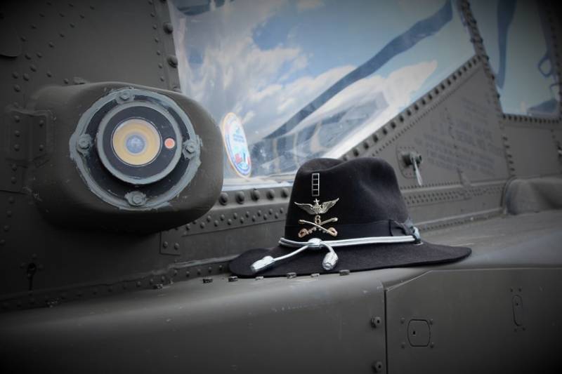 El “casco” idóneo para el jinete del Sexto de Caballería que monta este Apache. El “casco” idóneo para el jinete del Sexto de Caballería que monta este Apache.