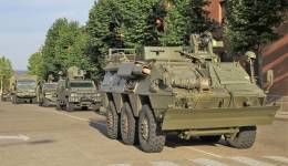 1- El desfile terrestre lo abrió un veterano blindado 6x6 BMR-600 M1 en su versión de zapadores asignado al Batallón de Zapadores Paracaidistas VI (BZPAC VI). 1- El desfile terrestre lo abrió un veterano blindado 6x6 BMR-600 M1 en su versión de zapadores asignado al Batallón de Zapadores Paracaidistas VI (BZPAC VI).