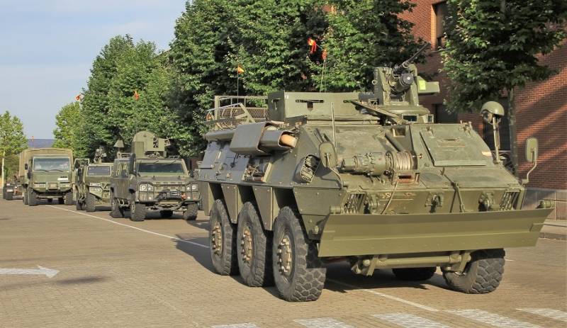 1- El desfile terrestre lo abrió un veterano blindado 6x6 BMR-600 M1 en su versión de zapadores asignado al Batallón de Zapadores Paracaidistas VI (BZPAC VI). 1- El desfile terrestre lo abrió un veterano blindado 6x6 BMR-600 M1 en su versión de zapadores asignado al Batallón de Zapadores Paracaidistas VI (BZPAC VI).