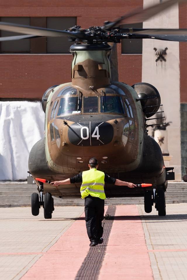 2-	Un helicóptero Boeing CH-47D “Chinook” de las FAMET aterrizó en el patio de armas la base “Príncipe”, detrás se ve el monumento a los caídos de la BRIPAC. (foto: Phelipe DelaTorre)