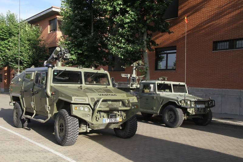 3- Dos de los Uro VAMTAC que desfilaron, en primer plano un ST5 armado con un lanzador de misiles anticarro Rafael “Spike”, y en segundo plano un S3 con un montaje antiaéreo MBDA “Mistral”. 3- Dos de los Uro VAMTAC que desfilaron, en primer plano un ST5 armado con un lanzador de misiles anticarro Rafael “Spike”, y en segundo plano un S3 con un montaje antiaéreo MBDA “Mistral”.