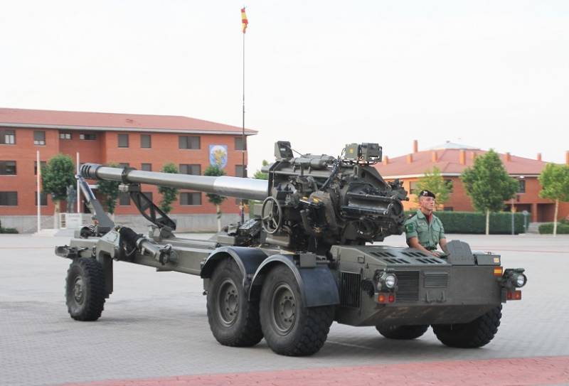 4- Es muy poco habitual ver desfilando al obús SIAC de 155 mm propulsado por su propio motor diésel de 106 CV. 4- Es muy poco habitual ver desfilando al obús SIAC de 155 mm propulsado por su propio motor diésel de 106 CV.