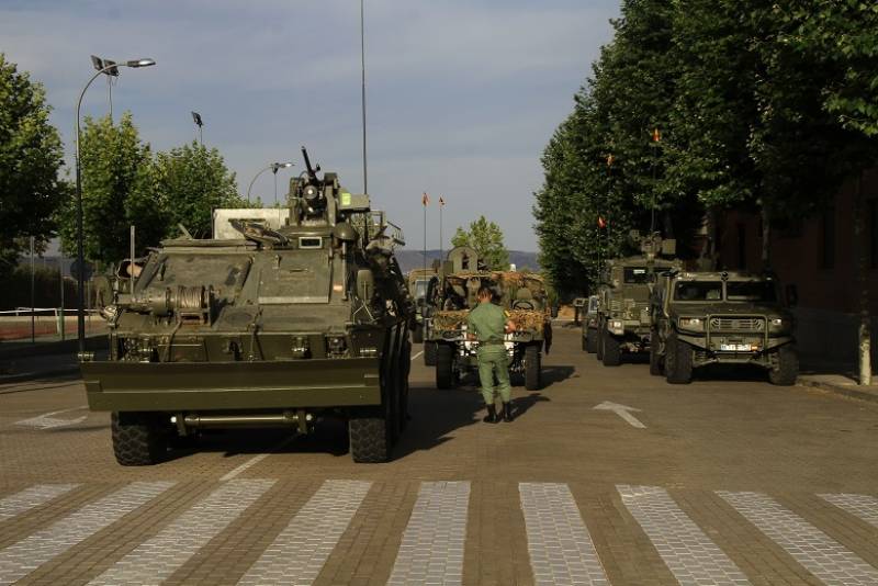 5- En una de las calles que dan a la plaza de Armas de la base “Príncipe” se reunieron los medios participantes en el desfile de medios de ruedas. 5- En una de las calles que dan a la plaza de Armas de la base “Príncipe” se reunieron los medios participantes en el desfile de medios de ruedas.
