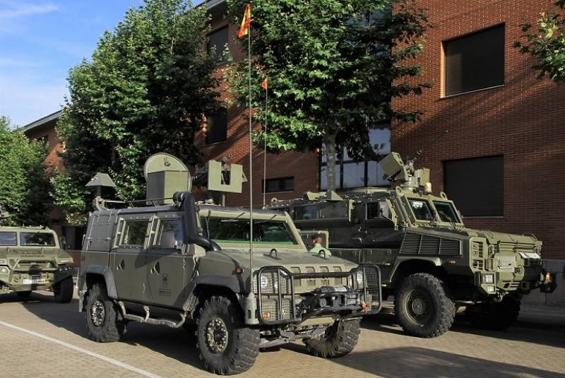 6- Los dos primeros vehículos protegidos que utilizó la BRIPAC, en primer plano el Fiat MLV “Lince” y el RG-31G “Nyala”. 6- Los dos primeros vehículos protegidos que utilizó la BRIPAC, en primer plano el Fiat MLV “Lince” y el RG-31G “Nyala”.