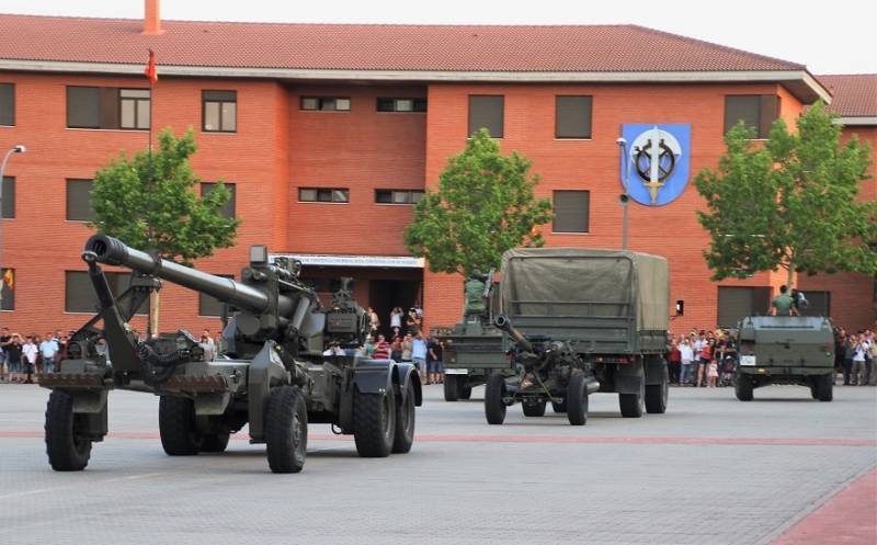 7- Curiosa imagen de los tres sistemas de fuego que utiliza Grupo de Artillería de Campaña Paracaidista (GACAPAC), en primer plano el obús SIAC de 155 mm, en segundo la pieza remolcada Light Gun L-118/119 de 105 mm, y a la derecha lanzador del misil antia 7- Curiosa imagen de los tres sistemas de fuego que utiliza Grupo de Artillería de Campaña Paracaidista (GACAPAC), en primer plano el obús SIAC de 155 mm, en segundo la pieza remolcada Light Gun L-118/119 de 105 mm, y a la derecha lanzador del misil antia