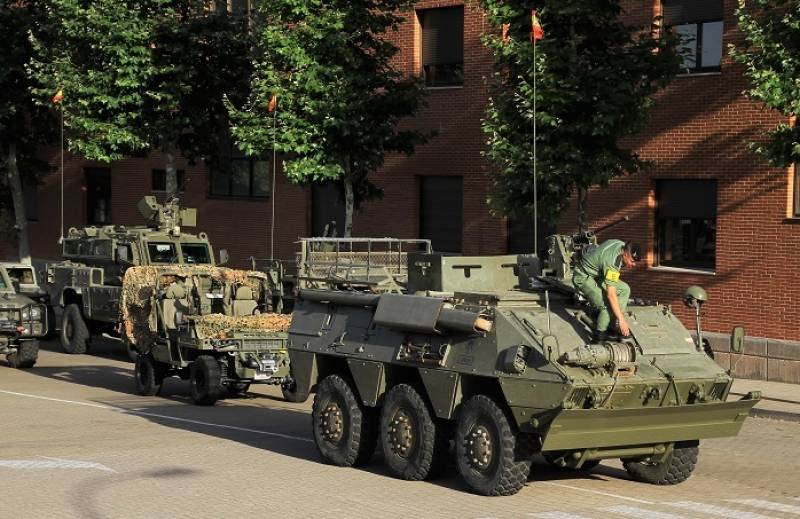 8- Los miembros de la BRIPAC revisan sus vehículos antes de participar en el desfile. 8- Los miembros de la BRIPAC revisan sus vehículos antes de participar en el desfile.