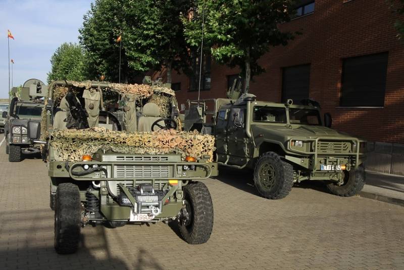 9- En primer plano vemos una mulas mecánica “Falcata” de la firma Einsa, que oficialmente se designan como VEA (Vehículo Especial Aerolanzable). 9- En primer plano vemos una mulas mecánica “Falcata” de la firma Einsa, que oficialmente se designan como VEA (Vehículo Especial Aerolanzable).