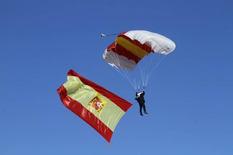 10- Durante las jornadas se realizaron varias exhibiciones de lanzamiento de paracaidista, en su variante manual. 10- Durante las jornadas se realizaron varias exhibiciones de lanzamiento de paracaidista, en su variante manual.