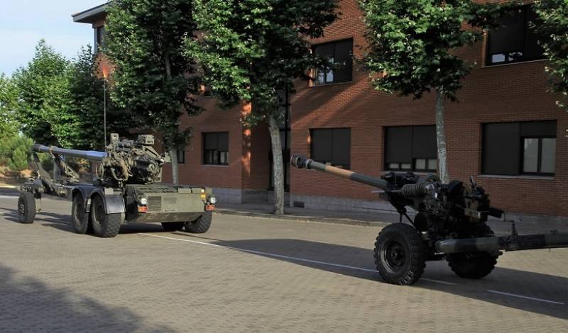 11- Los dos modelos de obuses que utiliza el GACAPAC, el obús SIAC de 155 mm (a la derecha), y la pieza remolcada Light Gun L-118/119 de 105 mm. 11- Los dos modelos de obuses que utiliza el GACAPAC, el obús SIAC de 155 mm (a la derecha), y la pieza remolcada Light Gun L-118/119 de 105 mm.