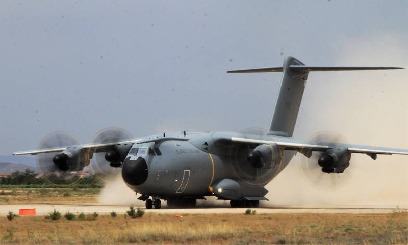 1- Un Airbus DS A400M del Ejército del Aire tomando en Ablitas, y levantando una considerable cantidad de arena y polvo. 1- Un Airbus DS A400M del Ejército del Aire tomando en Ablitas, y levantando una considerable cantidad de arena y polvo.