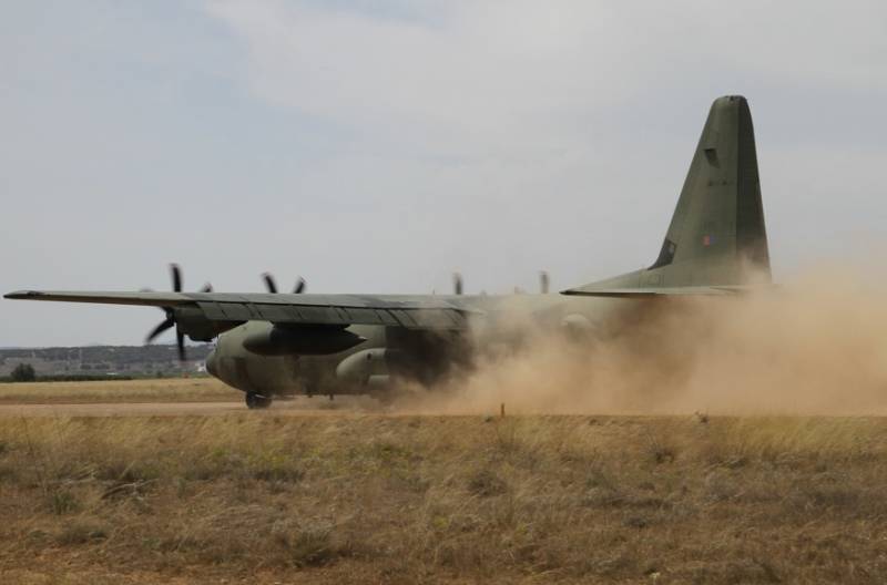 2- Otra de las aeronaves que realizó una toma táctica en Ablitas, fue este “Super Hercules” de la RAF, o CMk4 como designa éstos a los C-130J-30. 2- Otra de las aeronaves que realizó una toma táctica en Ablitas, fue este “Super Hercules” de la RAF, o CMk4 como designa éstos a los C-130J-30.