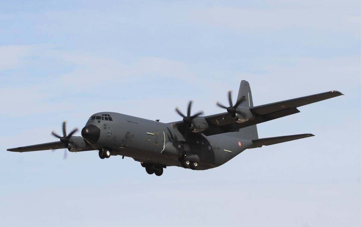3- Otro C-130J-30 en aproximación al aeródromo de Ablitas, en este caso del Armée de l´Air francés. 3- Otro C-130J-30 en aproximación al aeródromo de Ablitas, en este caso del Armée de l´Air francés.