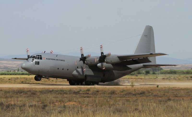 4- El “Hercules” de la Fuerza Aérea de Austria, en el momento de tocar en la pista navarra. 4- El “Hercules” de la Fuerza Aérea de Austria, en el momento de tocar en la pista navarra.