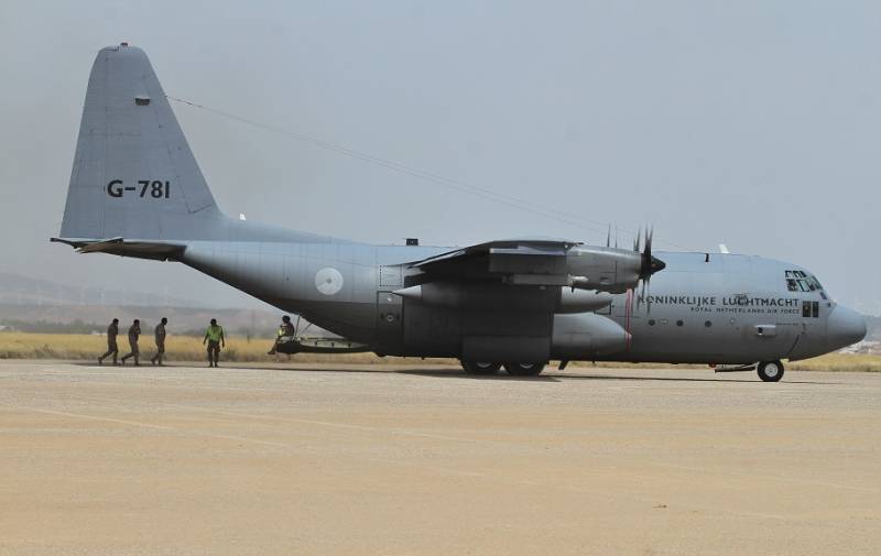 8- Uno C-130H de la Real Fuerza Aérea de los Países Bajos recoge personal en Ablitas. 8- Uno C-130H de la Real Fuerza Aérea de los Países Bajos recoge personal en Ablitas.
