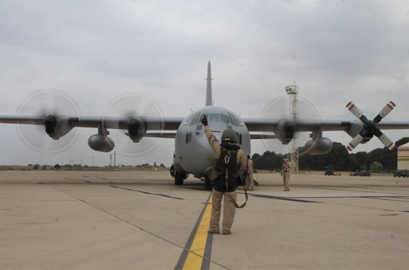 10- Un mecánico de vuelo de la Fuerza Aérea de Austria dirige el lanzamiento de su C-130, en la plataforma de la Base Aérea de Zaragoza. 10- Un mecánico de vuelo de la Fuerza Aérea de Austria dirige el lanzamiento de su C-130, en la plataforma de la Base Aérea de Zaragoza.